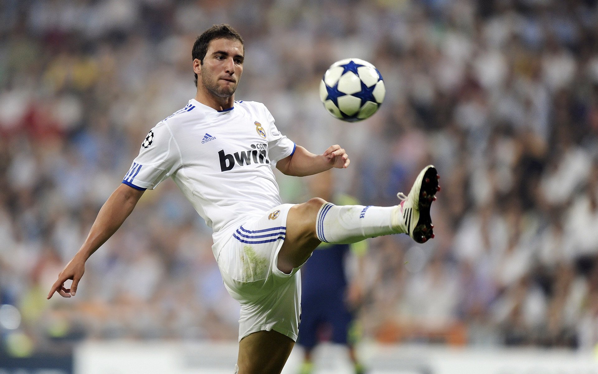 线上线下结合的全民足球热潮,掀起运动新范式,线上踢球